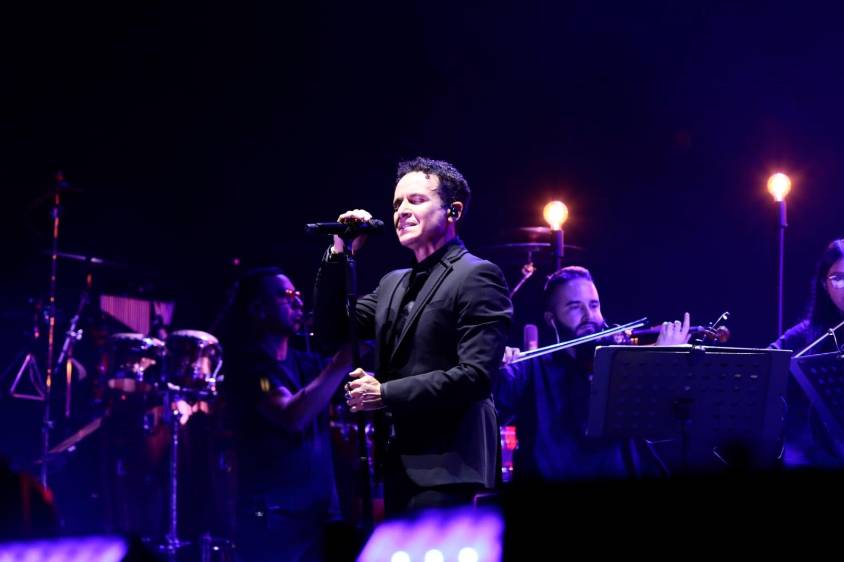 En un par de canciones lo acompañaron integrantes de la Orquesta Filarmónica de Medellín. FOTO Carlos Velásquez