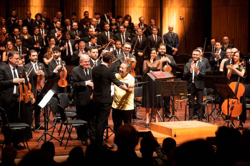 Maestro Alberto Correa entrega la batuta, luego de dirigir Las Bodas de Fígaro. FOTO: Esneyder Gutiérrez