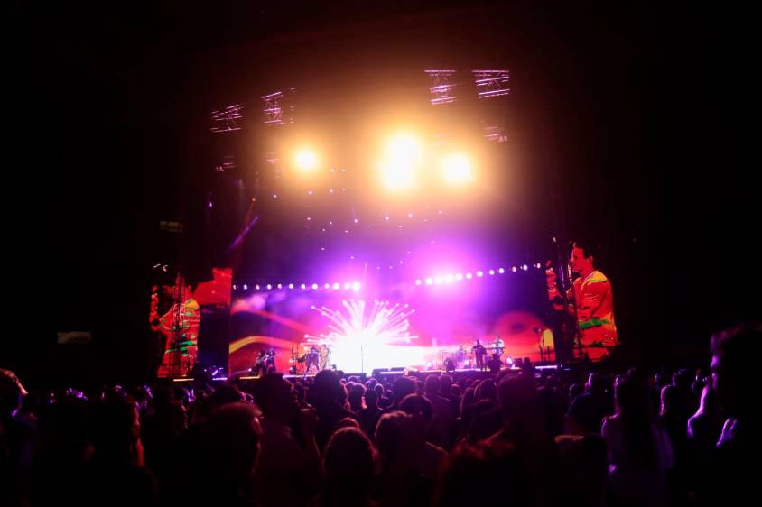 Pantallas gigantes y un gran juego de luces acompañaron la velada. FOTO Carlos Velásquez