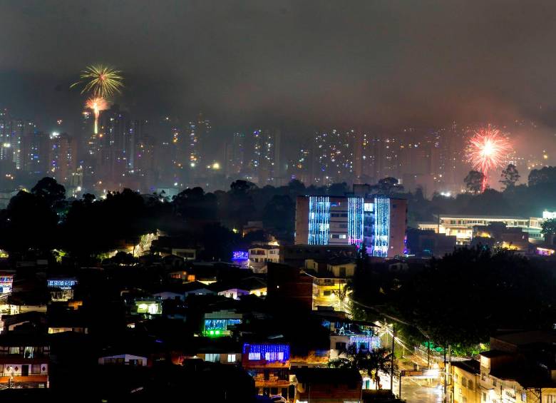 En contraste con la alborada, en Medellín se reportaron emergencias por las lluvias en los barrios Castilla, Doce de Octubre y Robledo. FOTO JUAN ANTONIO SÁNCHEZ