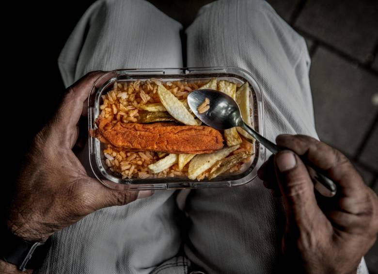 Con los altos precios de la comida los empleados deben buscar alternativas para su alimentación fuera de casa. Foto: Camilo Suárez Echeverry