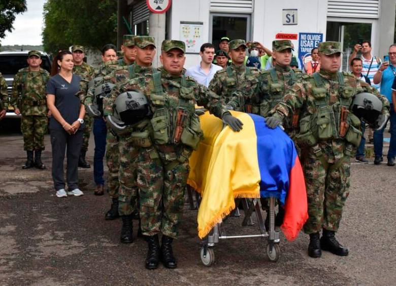 El féretro fue transportado por los militares en una calle de honor. FOTO: COLPRENSA