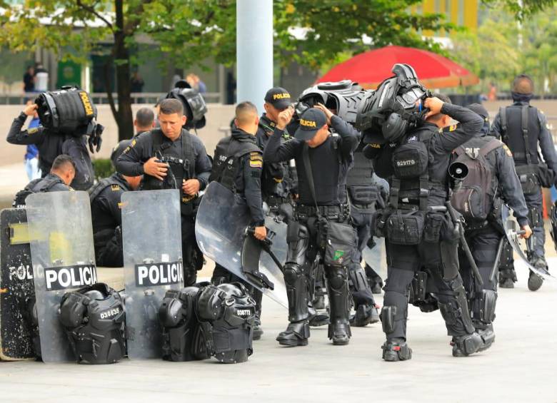Varios de los ciudadanos que presenciaron la escena denunciaron que los uniformados tomaron fotografías de registro. FOTO: JAIME PÉREZ