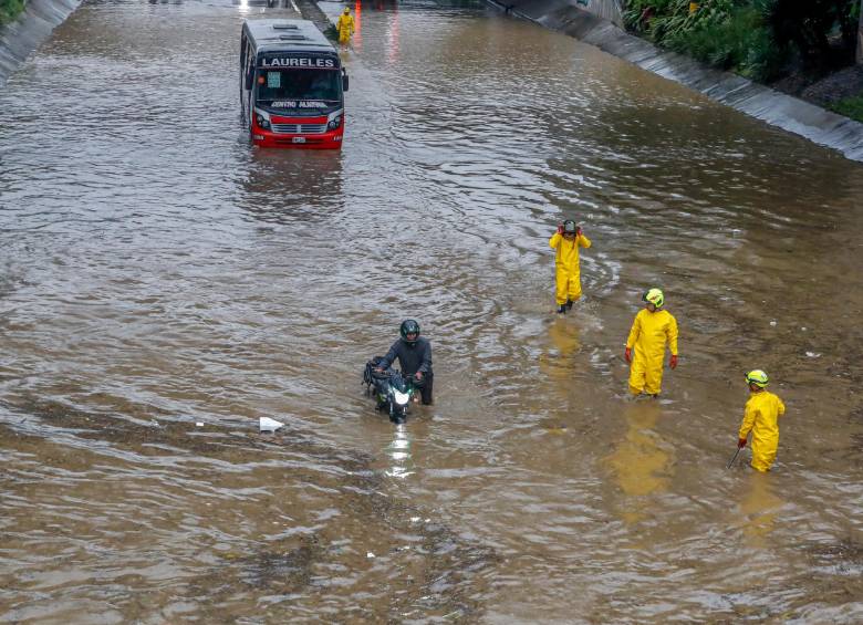 El agua se vino con toda en Medellín vías inundadas en cuatro comunas