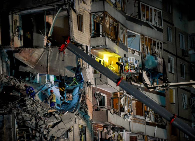 El bombardeo a un edificio de civiles en Dnipro, Ucrania, dejó al menos 40 personas fallecidas y 46 desaparecidas. FOTO: EFE