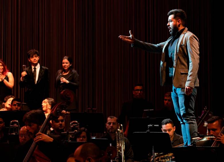 El tenor Andrés Agudelo en uno de los ensayos de La Traviata. FOTO Cortesía 
