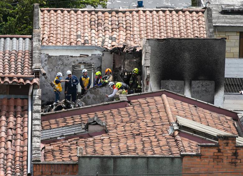 Así quedó una de las casas luego del siniestro aéreo registrado en Belén Rosales. Las partes de la aeronave están siendo retiradas de la zona para las investigaciones. FOTO ESNEYDER GUTIÉRREZ