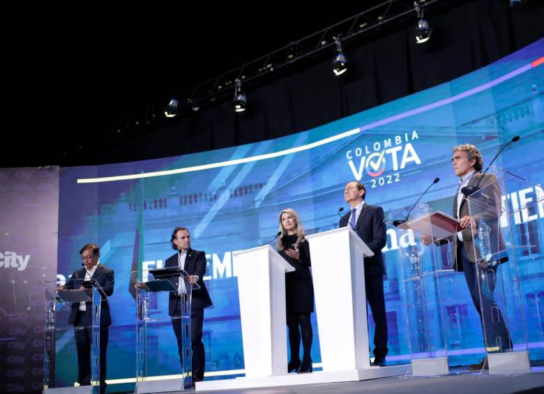 Gustavo Petro, Federico Gutiérrez y Sergio Fajardo debatieron por casi tres horas a instancias de los directores de Semana, Vicky Dávila, y de El Tiempo, Andrés Mompotes. Todos hablaron de “desconfianza” sobre el registrador Alexander Vega. FOTO Colprensa