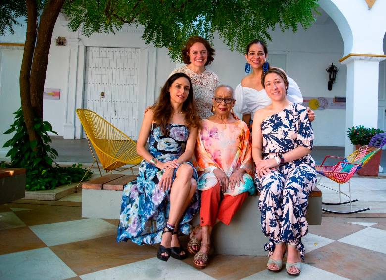Sentadas de izquierda a derecha: Ana María Orduz, Teresita Gómez y Paola Ávila. De pie: Liz García y Sandra Arango. FOTO Cortesía Diego Vega