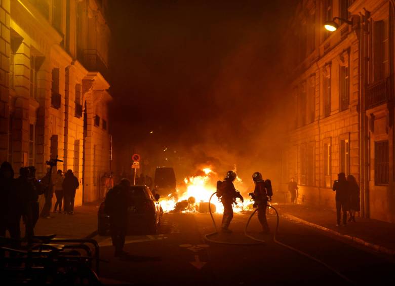 El presidente francés, Emmanuel Macron, anunció en la tarde de este jueves que aprobó subir la edad pensional y el periodo para acceder a una pensión completa. Franceses protestaron y rechazan la ley. FOTO AFP