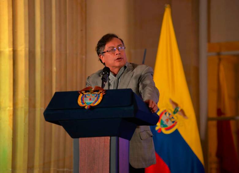 El presidente Gustavo Petro desmintió que se esté dando una desbandada en las filas de la Fuerza Pública. FOTO: Cortesía Presidencia