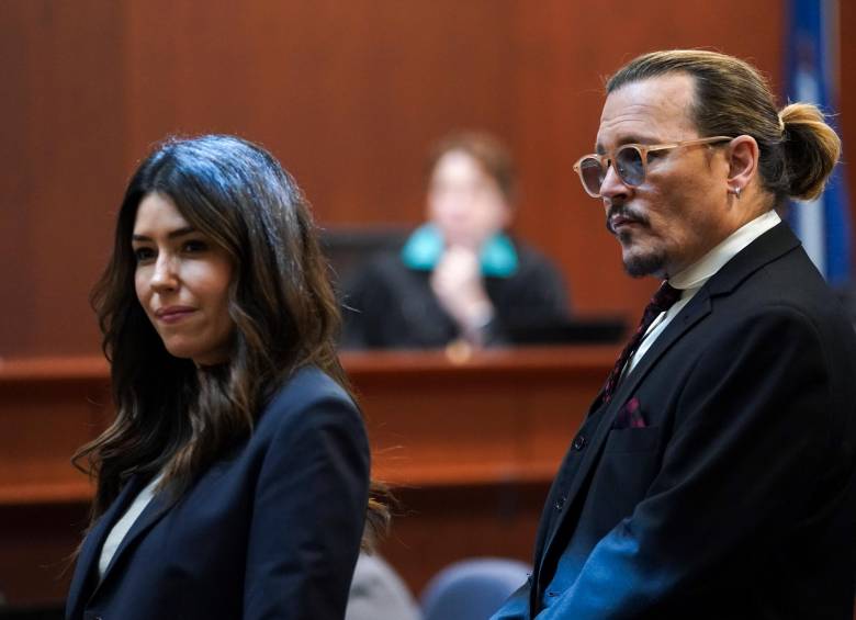 La abogada Camille Vasquez junto a su defendido Johnny Depp. FOTO EFE