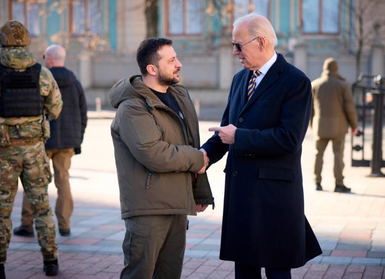 El arribo de Joe Biden a Ucrania, para reunirse con Volodímir Zelenski, se realizó en medio de hermetismo para evitar agresiones. FOTO Getty