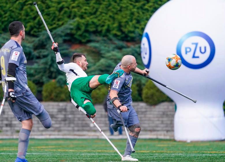 Uno de los finalistas es el polaco Marcin Olesky, que es un jugador polaco de fútbol para personas amputadas. FOTO: TOMADA DEL TWITTER DE @goleada_info
