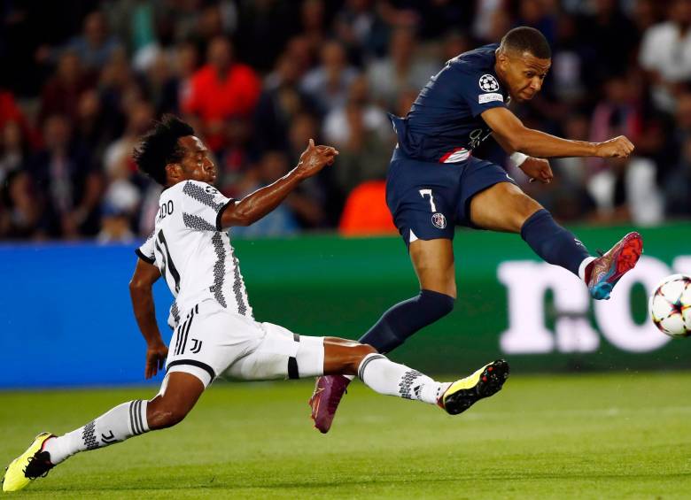 Un gran esfuerzo tuvo que hacer Juan Guillermo Cuadrado para neutralizar al francés Kylian Mbappé, quien al final impuso su categoría para anotar doblete. FOTO: EFE