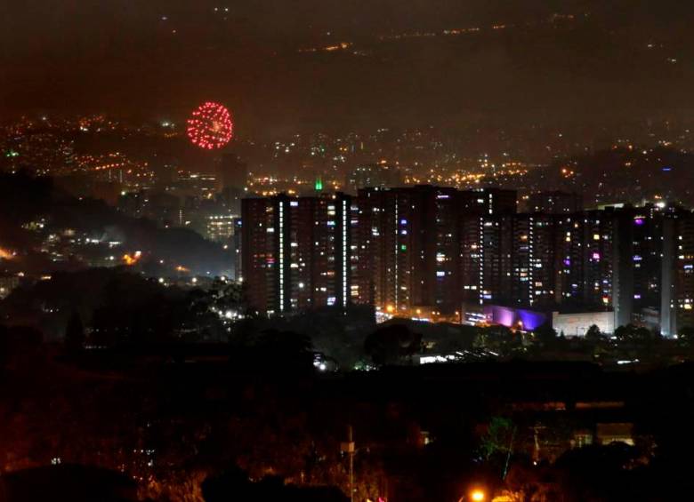 Pese a las restricciones y recomendaciones sobre el uso de la pólvora en las festividades navideñas, la ciudadanía sigue manipulando estos explosivos. FOTO JUAN ANTONIO SÁNCHEZ