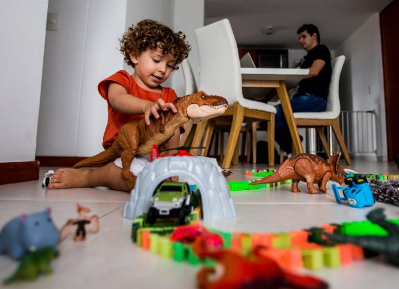 Mientras los padres teletrabajan o hacen las labores del hogar, se ocupan de cuidar a sus hijos. Aquí algunas recomendaciones. Foto: Julio César Herrera