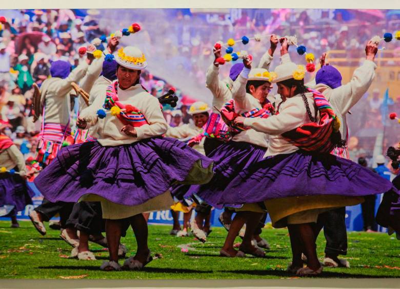 Uno de los rasgos sobresalientes de la fiesta de la Virgen del Puno es el despliegue de los colores en los bailes folclóricos. Foto: Manuel Saldarriaga. 