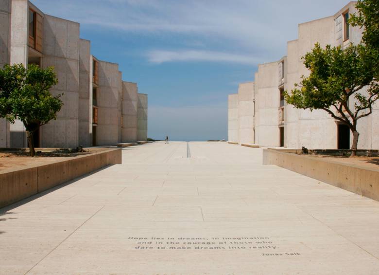 El Instituto Salk se destaca por sus espacios abiertos con luz exterior para fomentar el pensamiento creativo. FOTOS Gettyimages