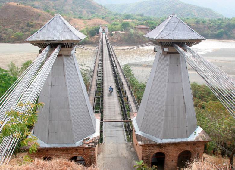 El cierre del puente se hace con el fin de hacer restauraciones adecuadas que eviten el riesgo, tanto para peatones como para vehículos. FOTO: Juan Antonio Sánchez