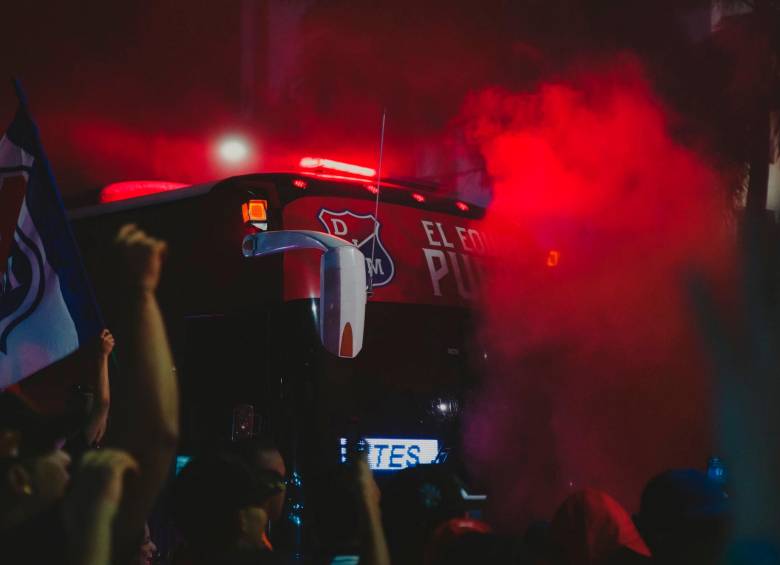 Los aficionados del Medellín organizaron un espectacular recibimiento a los jugadores antes de que llegaran al estadio en la noche del sábado. FOTOs DIM