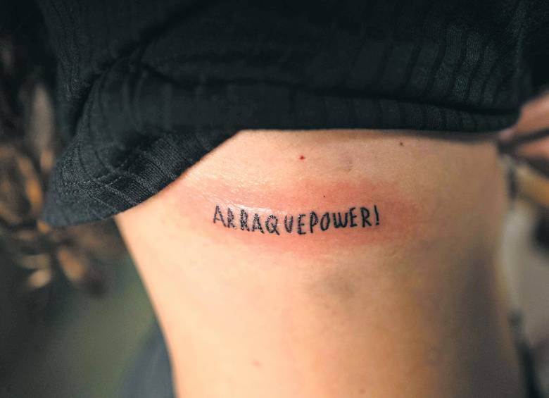La directora y los protagonistas se tatuaron la palabra “Arraquepower!”, como un pacto de amistad duradera. FOTO CORTESÍA Juan Cristóbal Cobo.