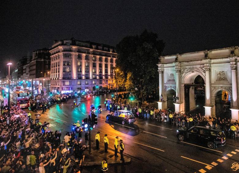 Así llegó de noche el féretro de la reina Isabel. FOTO Efe