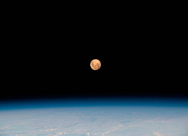 Esta es una Superluna que orbita a 267 millas del Sur del Océano Índico en 2021, tomada desde la Estación Espacial Internacional. FOTO: Nasa