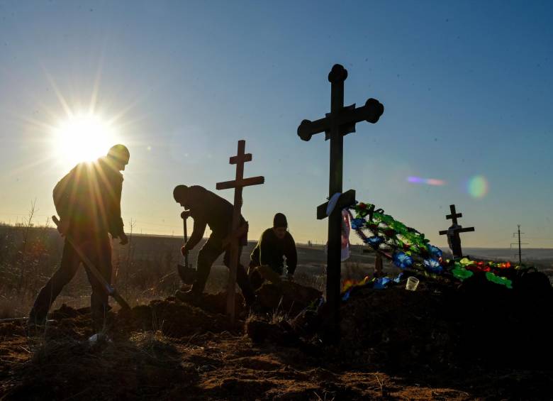 Imagen de un servicio fúnebre este miércoles en Ucrania. El conflicto comenzó el 24 de febrero de 2022 cuando las tropas rusas entraron en territorio ucraniano lo que ha provocado destrucción y una crisis humanitaria que ha hecho que los científicos muevan el Reloj de Juicio Final. FOTO Efe