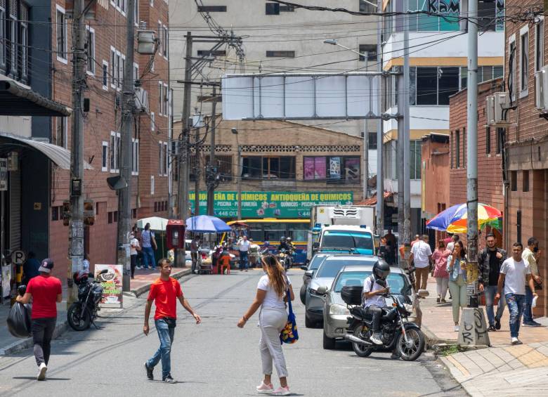 Calle 49A, a las afueras de Unaula. Los estudiantes se quejan de que es sola e insegura en las mañanas y en las noches. El parque mejoraría ese aspecto.
