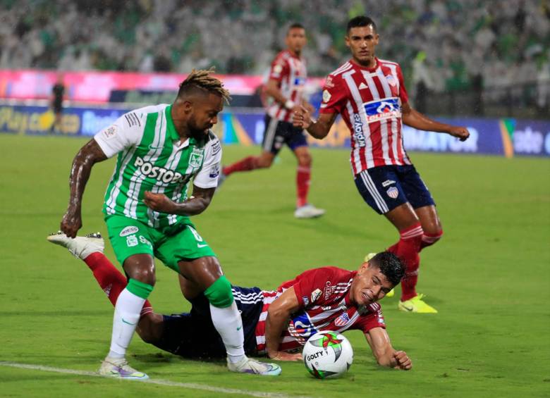 La lluvia afectó el campo de juego y el balón no rodó de la mejor manera durante gran parte del partido. FOTO: JAIME PÉREZ