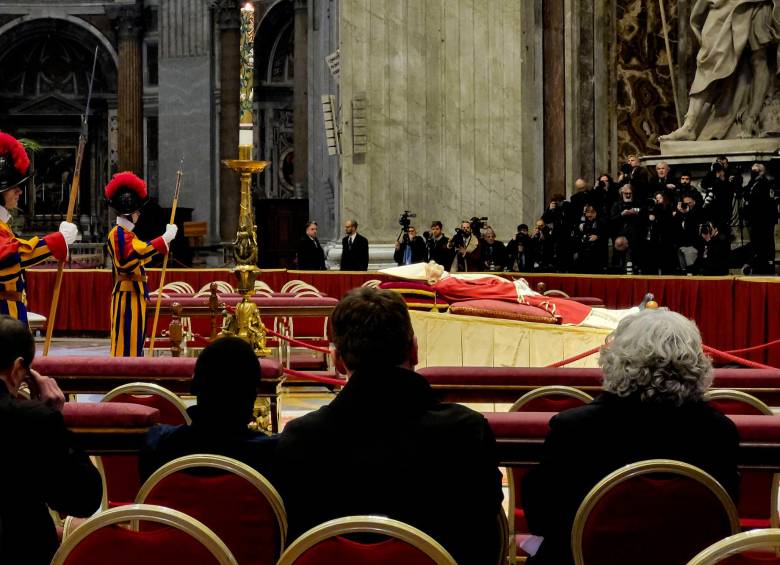El papa Francisco fue el primero en asistir a la velación del cuerpo sin vida de Benedicto XVI en el Mater Ecclesiae . FOTO: EFE 