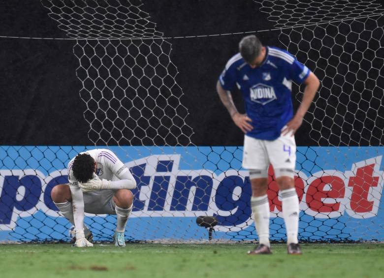El desconsuelo de los jugadores azules al final del partido. FOTO EFE