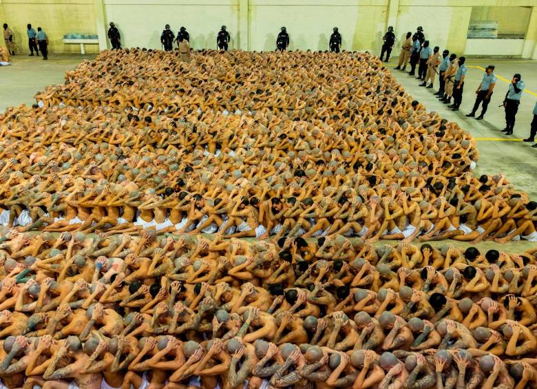 Video| El impresionante traslado de 2.000 pandilleros a la megacárcel de El Salvador