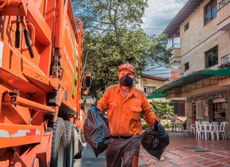 Los nuevos camiones tienen capacidad para recoger cerca de 1.300 toneladas de residuos y operar dos turnos por día, según Emvarias. CORTESÍA: ALCALDÍA DE MEDELLÍN