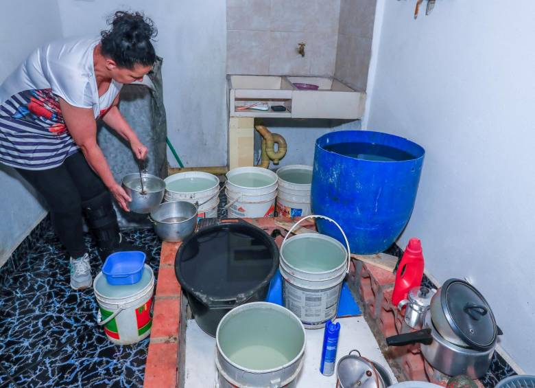 Así es la cotidianidad de los afectados, que tienen que recoger agua de nacimientos o estar atentos a llenar baldes cuando fluye agua de la tubería. FOTO jAIME PÉREZ