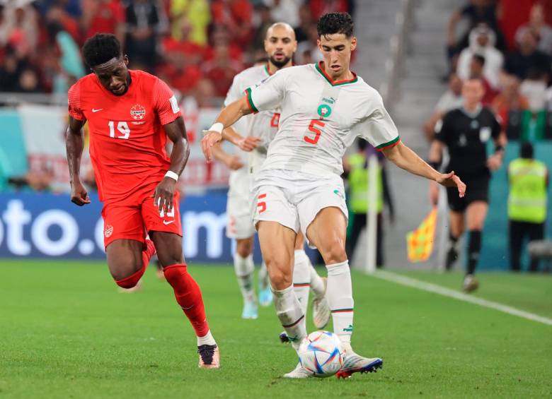 El defensor marroquí Nayef Aguerd anotó el gol 100 del Mundial. FOTO: EFE