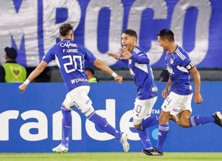 Daniel Cataño (centro) le dio alegría a Millonarios tras anotar el gol de la clasificación a la tercera fase de la Libertadores. FOTO EFE