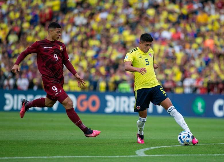 El jugador Kevin Mantilla (d) disputa un balón con Kevin Kelsy (i) de Venezuela, en el Sudamericano sub-20, en el estadio El Campín. FOTO: Colprensa.