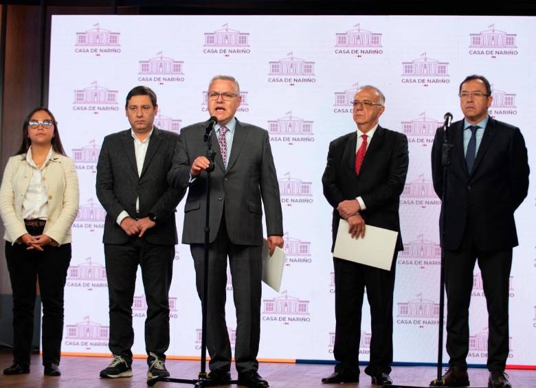 De izquierda a derecha: Gabriela Posso, consejera presidencial para la Juventud; Mauricio Lizcano, director del Dapre; Néstor Osuna, ministro de Justicia; Iván Velásquez, ministro de Defensa, y Alfonso Prada, ministro del Interior. FOTO Presidencia