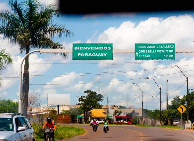 Pedro Juan Caballero es una ciudad fronteriza con Brasil, lo que le ha permitido que fluyan fácilmente los negocios de los narcos. En la foto del círculo, alias “Minotauro”. FOTO gETTY