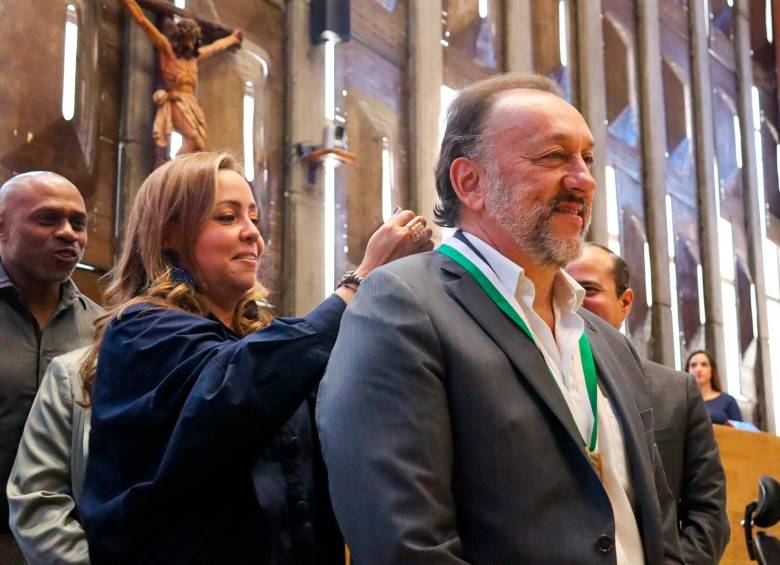 El momento de la entrega de la Medalla Mariscal Jorge Robledo al arquitecto Luis Fernando Betancur Merino. Foto: Cortesía.