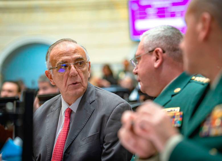 El ministro Iván Velásquez acudió al debate acompañado de la cúpula militar y altos mandos de las Fuerzas Armadas. FOTO Ministerio de Defensa