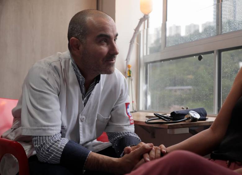 Juan David Osorio es el único médico especialista en cuidados al final de la vida que hace consulta a domicilio en la ciudad, y tal vez en el país. Después de su consulta, los enfermos mueren plácidamente en su cama rodeados de su familia. Atiende hasta cinco consultas diarias. FOTO carlos velásquez