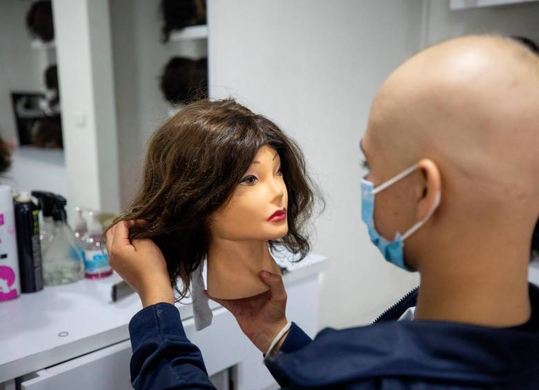 Las mujeres y niñas que han perdido su cabello por causa de la enfermedad reciben pelucas hechas con cabello natural que se puede donar a Fundayama. FOTO camilo suárez