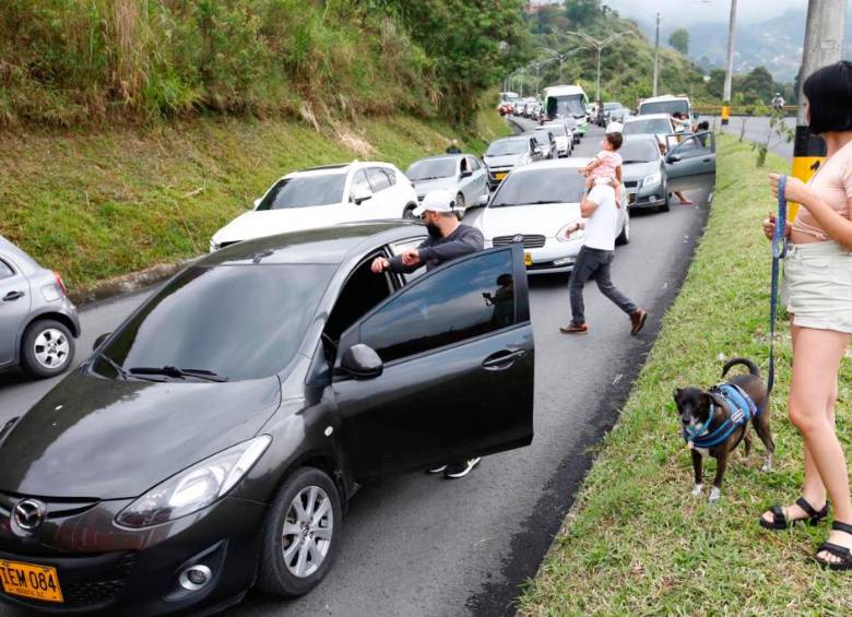 Protesta ciudadana bloqueó la vía al Túnel de Occidente en Medellín
