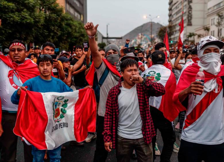 En las calles de las principales ciudades de Perú continúan las marchas de apoyo a Pedro Castillo. FOTO: EFE.