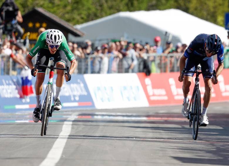 Filippo Zana (izquierda) tuvo más arrestos físicos que Pinot para triunfar en el Giro. A sus 24 años de edad el italiano logró su primera victoria en una gran vuelta. FOTO AFP