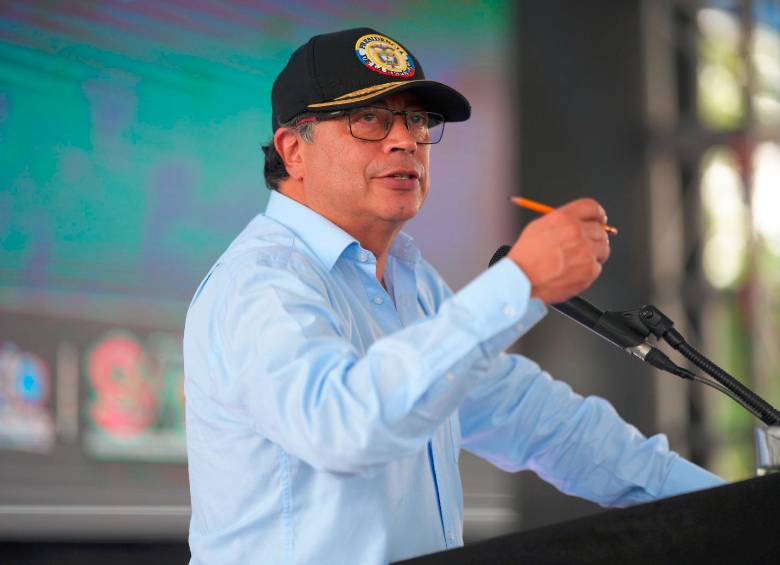 El presidente Gustavo Petro llamó a consultas a los integrantes de la mesa de diálogos con el ELN. FOTO: Cortesía Presidencia