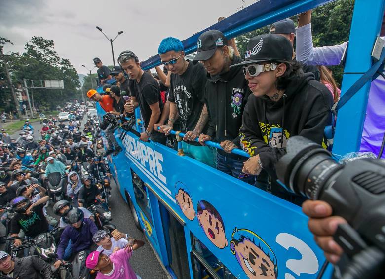 Así fue el recorrido de Blessd en este bus de turismo por Medellín. FOTO ESNEYDER GUTIÉRREZ